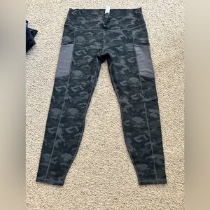 Brand New Women’s Fabletics SMS On the Go Leggings size XXL charcoal camo lulu